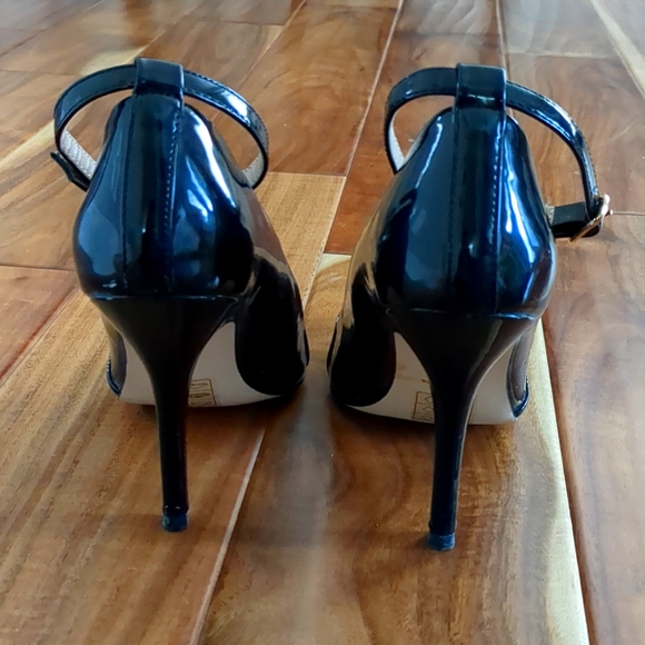 Material Girl Size 7 heels. Black. Excellent condition. - Picture 2 of 4